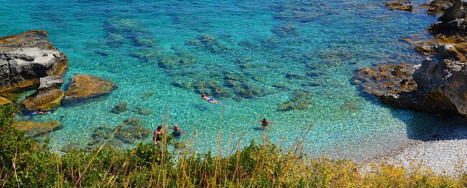 Kefalonia hotels: Skala, 2 bedroom apartments, swimming pool, sea view, bar. Pieno di Luce 