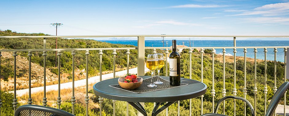 Kefalonia hotels: Skala, 2 bedroom apartments, swimming pool, sea view, bar. Pieno di Luce 